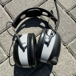 3M WorkTunes Connect + AM/FM Hearing Protector with Bluetooth Wireless Technology, Ear protection for Mowing, Snowblowing, Construction, Work Shops,Bl