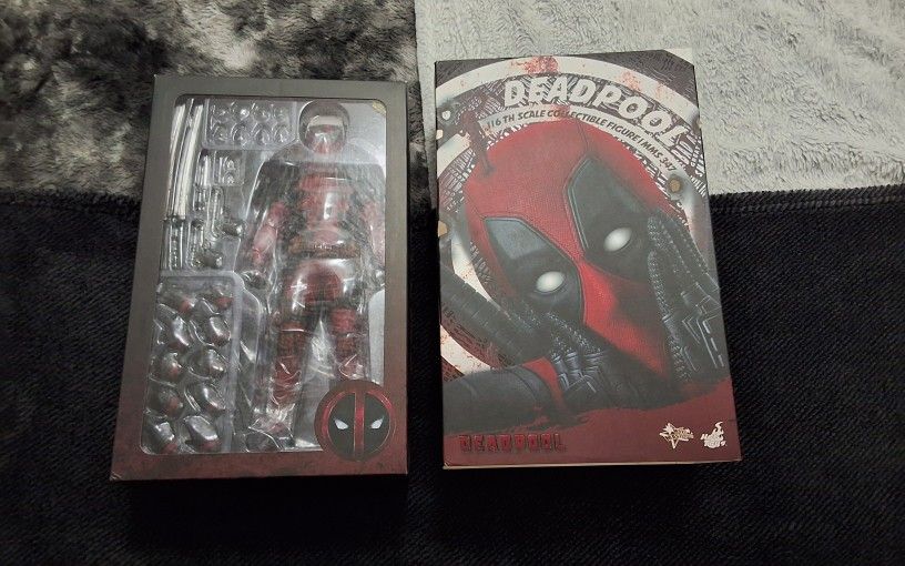 Deadpool 1/6 Scale Figure (MMS347) by Hot Toys - Sealed, Brand New!