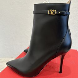 Valentino Garavani Logo Tan-Go booties boots size 39 