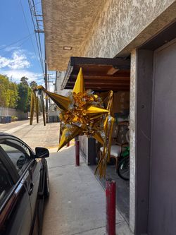 Piñata dorada grande