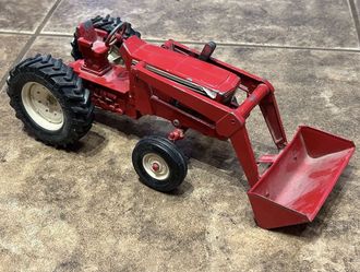 ERTL International 1:16 Scale Front End Loader Farm Tractor