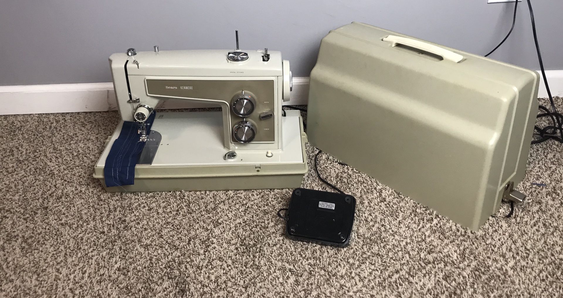 Vintage Sears Kenmore Zig Zag Sewing Machine Model 158.13571 w/Case TESTED- WORKS