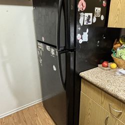 Refrigerator (Ready for pickup on 10/20/2025)