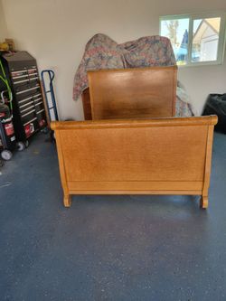 Beautiful Solid Wood Full Size Seligh Bed Frame