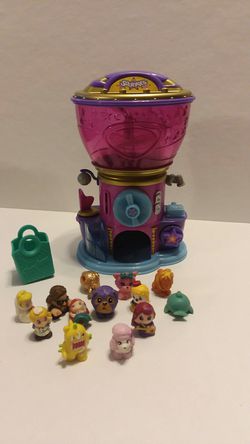Shopkins compassweb little house thing and 13 Shopkins in a Shopkin basket