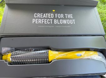 NEW Dry bar  curl party curling brush