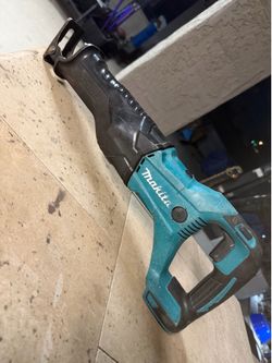Makita 18V LXT Lithium-lon Cordless Variable Speed Reciprocating Saw Tool Only $90