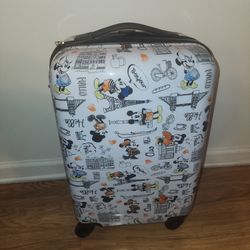 bioworld mickey/minnie 20 in European suitcase