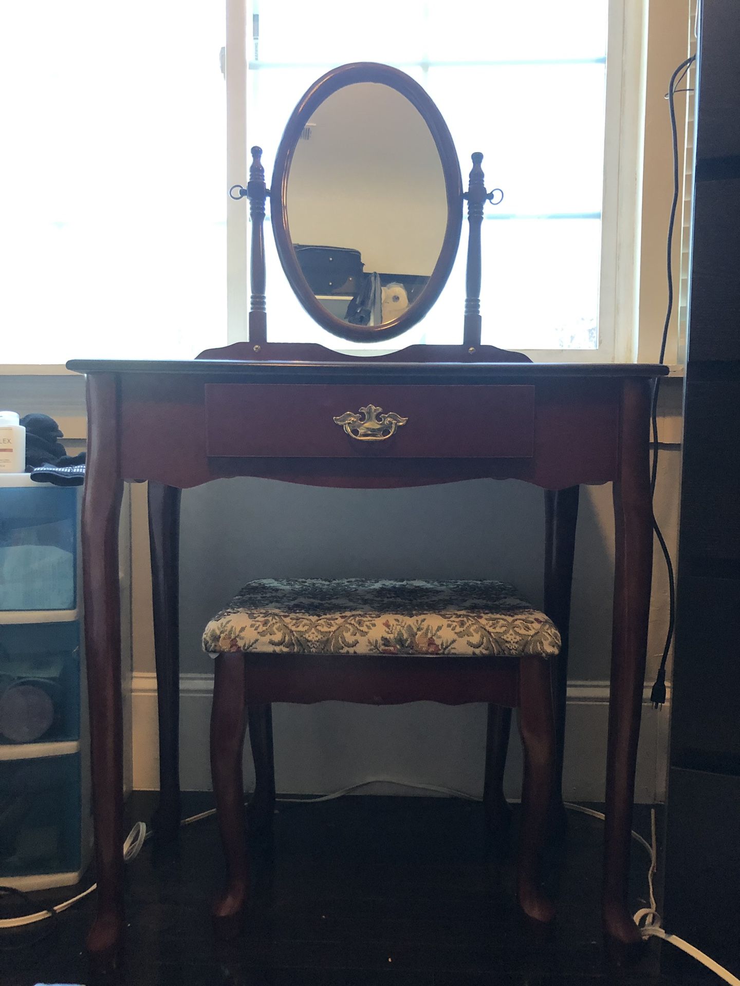 Vanity Dresser w/stool