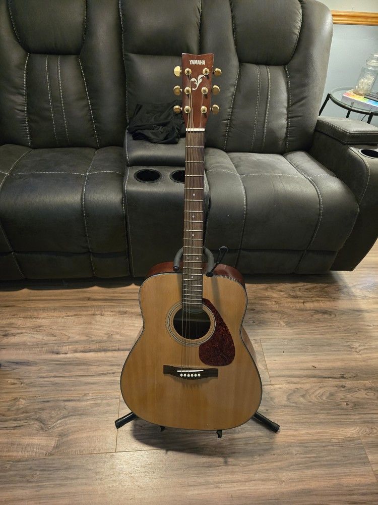 Yamaha F335 Acoustic Guitar