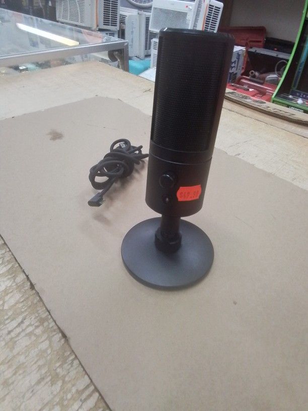 Razer Seiren X USB Streaming Microphone: Professional Grade - Built-in Shock Mount - Supercardiod Pick-Up Pattern - Anodized Aluminum - Classic Black