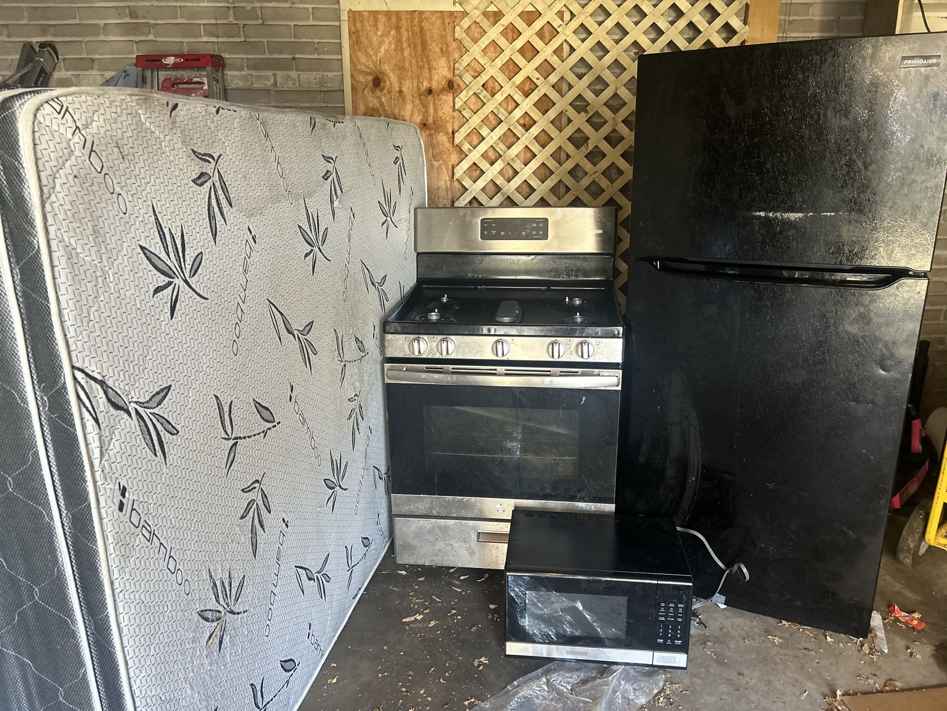 Refrigerator, Stove And Microwave Set ( Queen Mattress) 