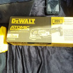 DeWalt Atomic Tool And 3 20v 4ah Batteries 