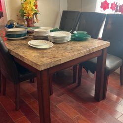 Mesa De Mármol / 5 Sillas
