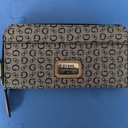 New Guess lady's Purse...
