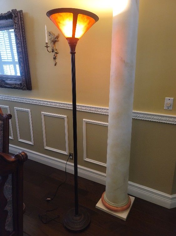 Floor Lamp In great Condition