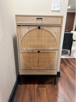 Shoe storage cabinet