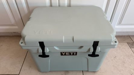 Yeti Tundra 35 Hard Cooler, Sagebrush Green Preowned, Great Shape, No Ding, No Dent, No Cracked, No issue Local Pickup in Irvine/Tustin Is Welcome It 