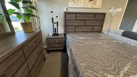Queen Size Bedroom Set **NEW**