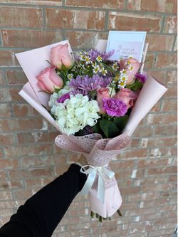Mixed floral bouquets for Mother’s Day/ Ramos mixtos para el dia de las madres