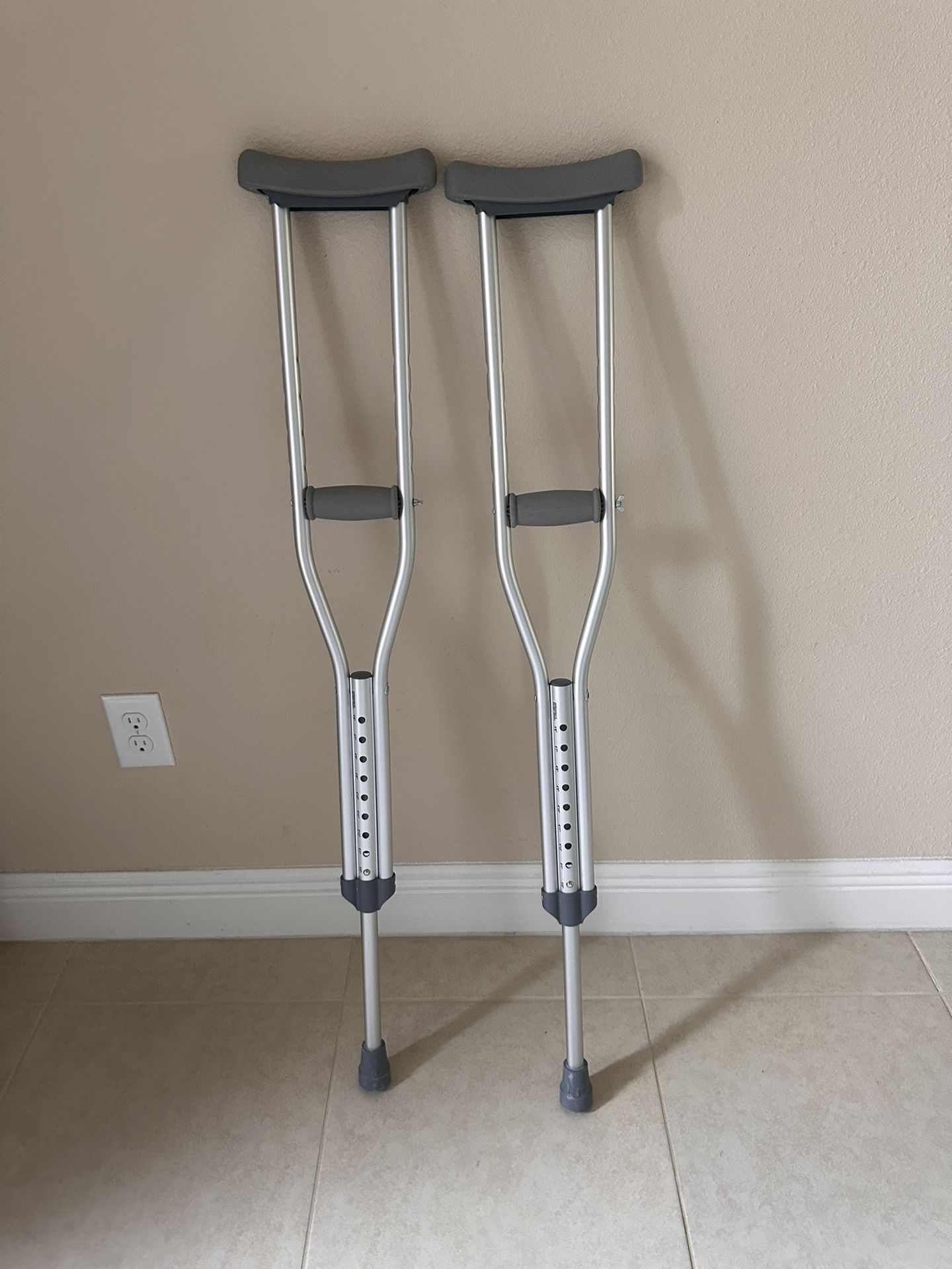 Aluminum Crutches Small, 4' 6"–5' 2" 