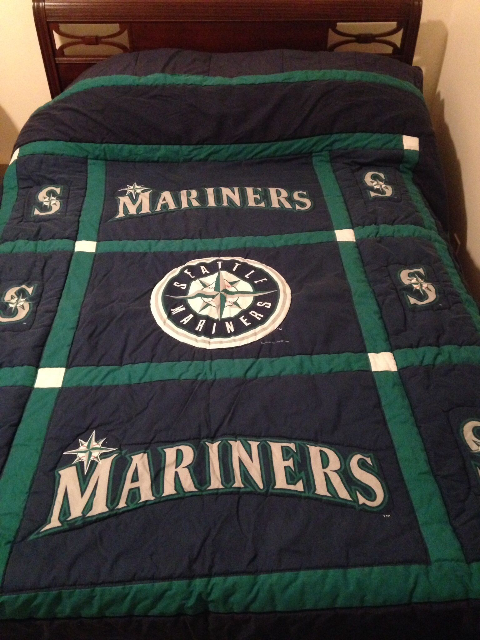 Seattle Mariners Bedspread & Banner