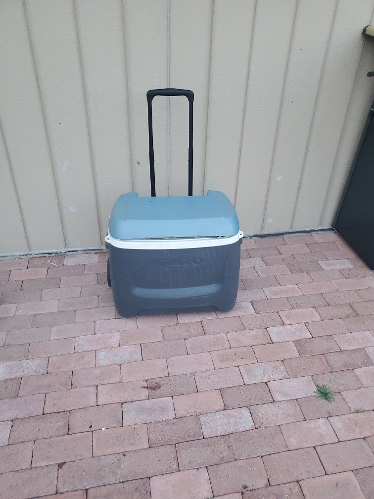 Ice Chest Cooler By  IGloo  On Wells  Top Little  Damage  I ASK  $25.00