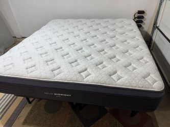 LIKE NEW! Helix Midnight Luxe King Mattress - Delivery Available