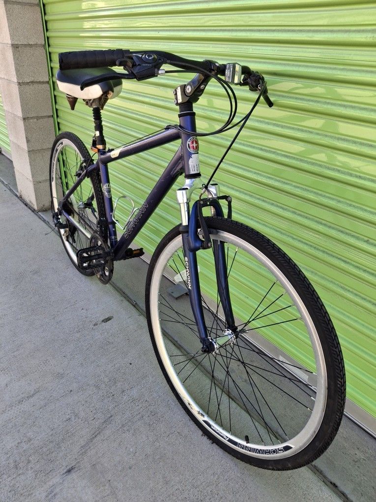 SCHWINN HYBRID BIKE 21 SPEEDS TIRE 700C SIZE L