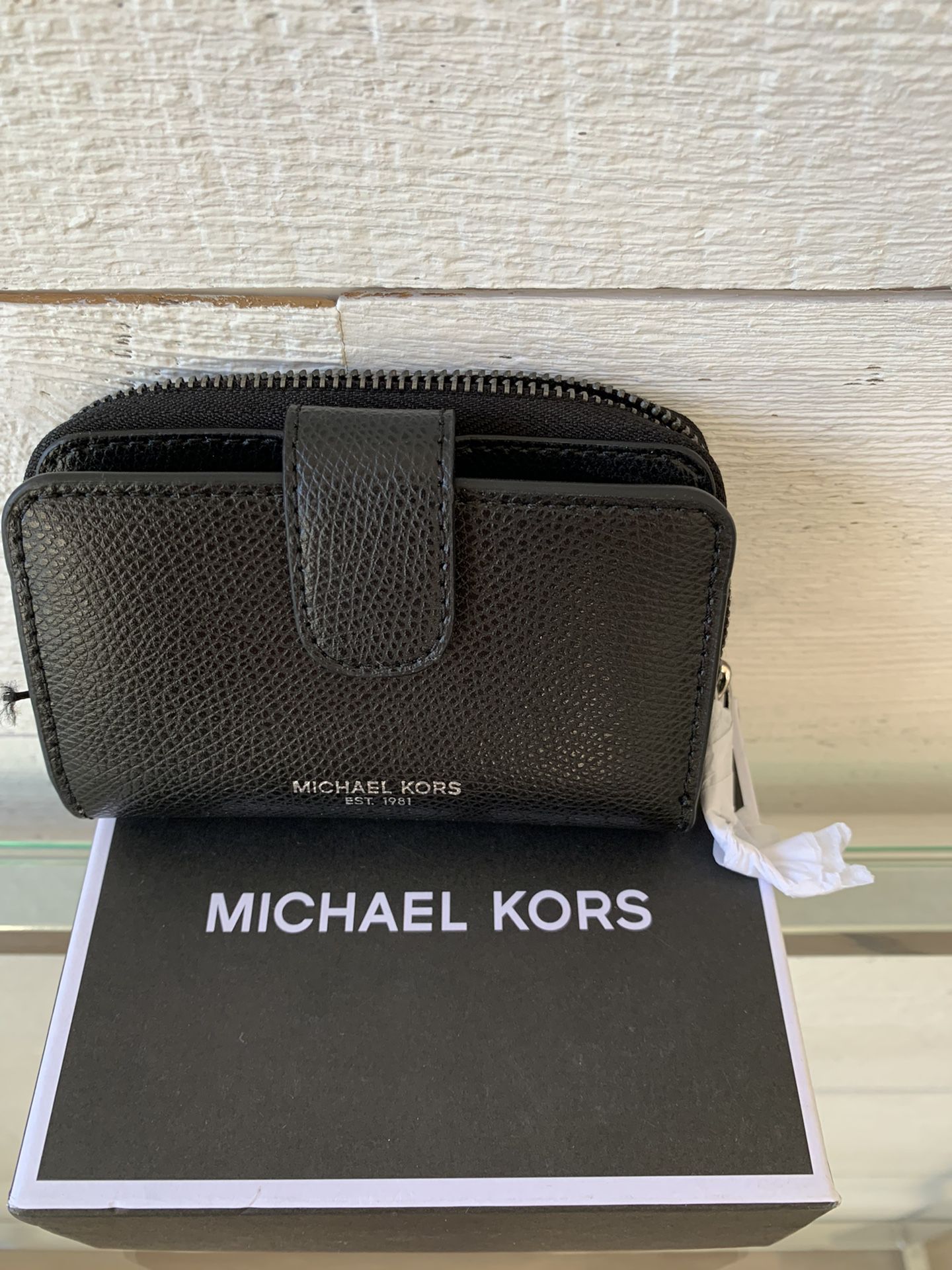 Michael Kors NWT Warren Key Ring Zip Wallet Coin Case Leather Black for  Sale in Miami Beach, FL - OfferUp