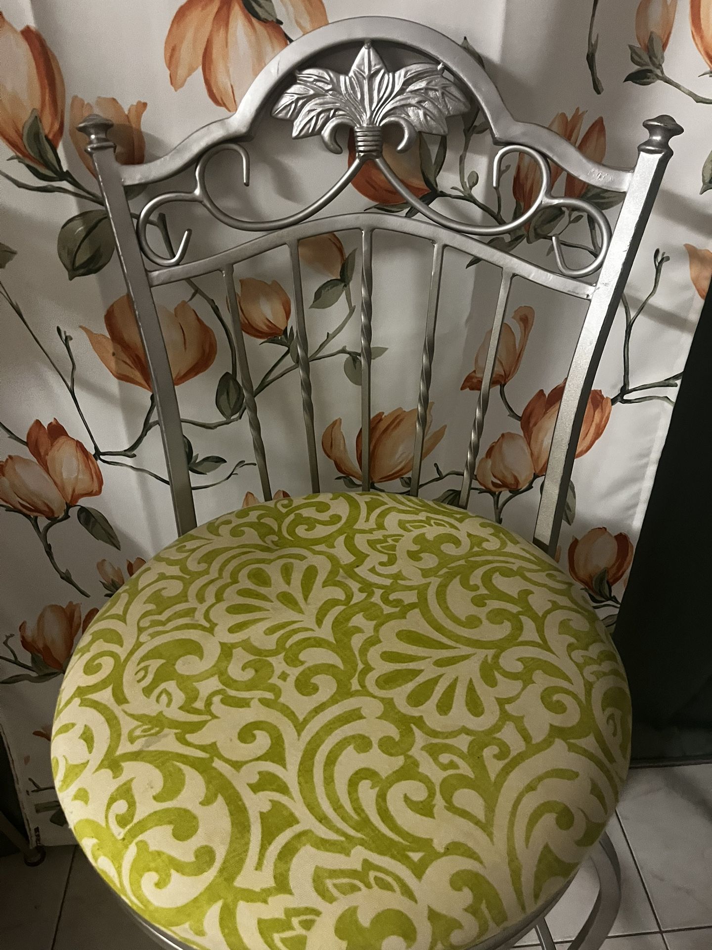 3 Hard Metal Bar Stool