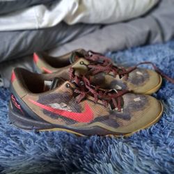 Sz 11- Nike Kobe basketball shoe brown red speckles