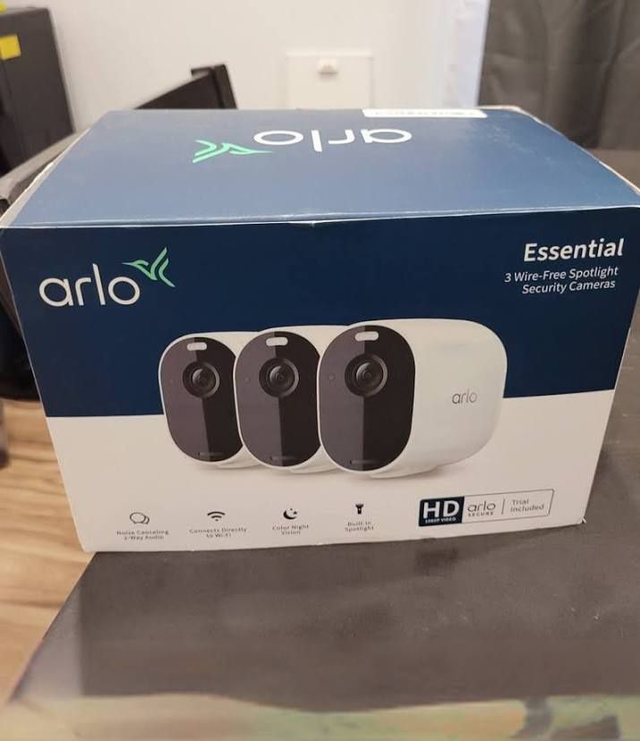 Arlo Essential Camera (2 cameras inside)