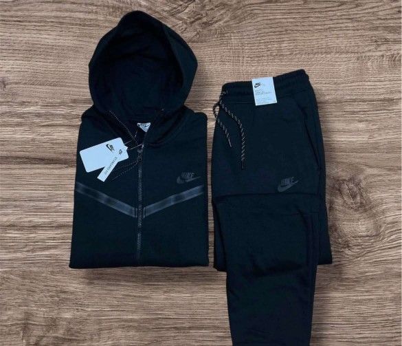 Nike Tech Set