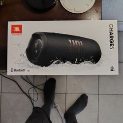 JBL BLUETOOTH SPEAKER....CHARGE 5 BRAND NEW