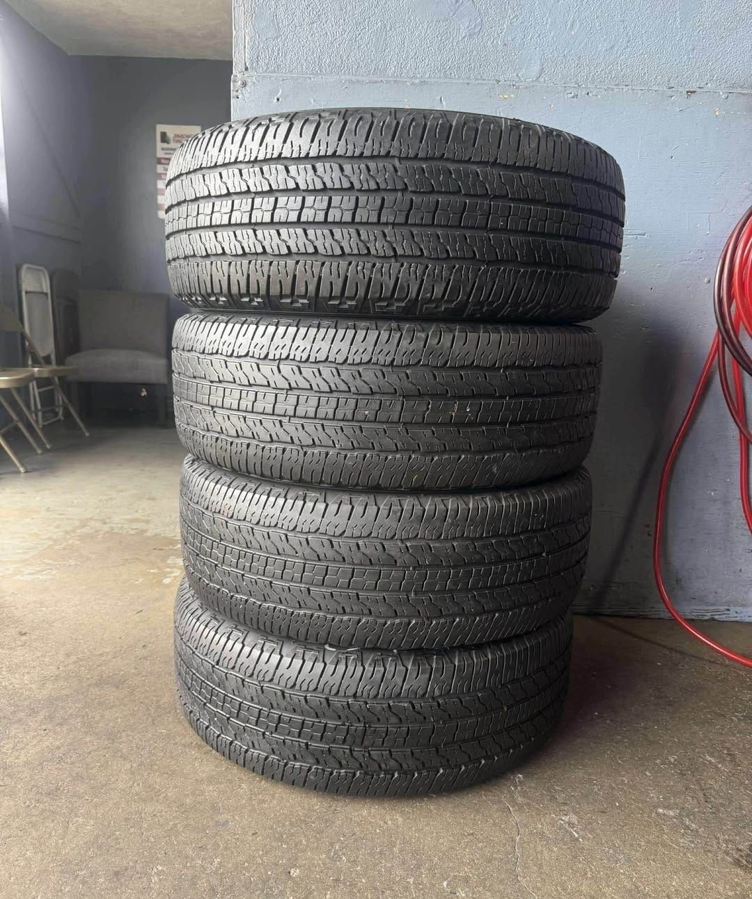 235 65 16 C vendo Un Seth De Llantas De La Marca Goodyear