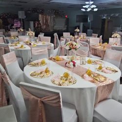 Reselling my daughter's quinceañera decoration.
Revendiendo la decoración de quinceañera de mi hija.