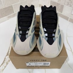 Yeezy 700 V3 - US5