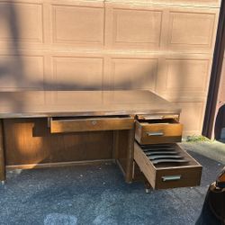 Free desk!
