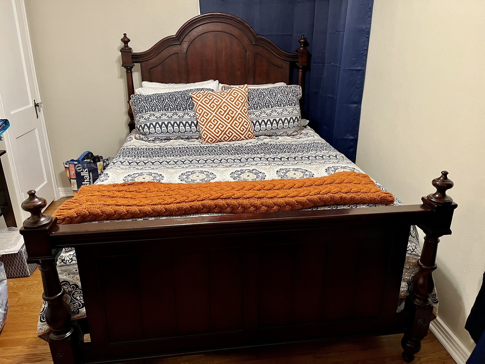 Broyhill Queen Bed Set