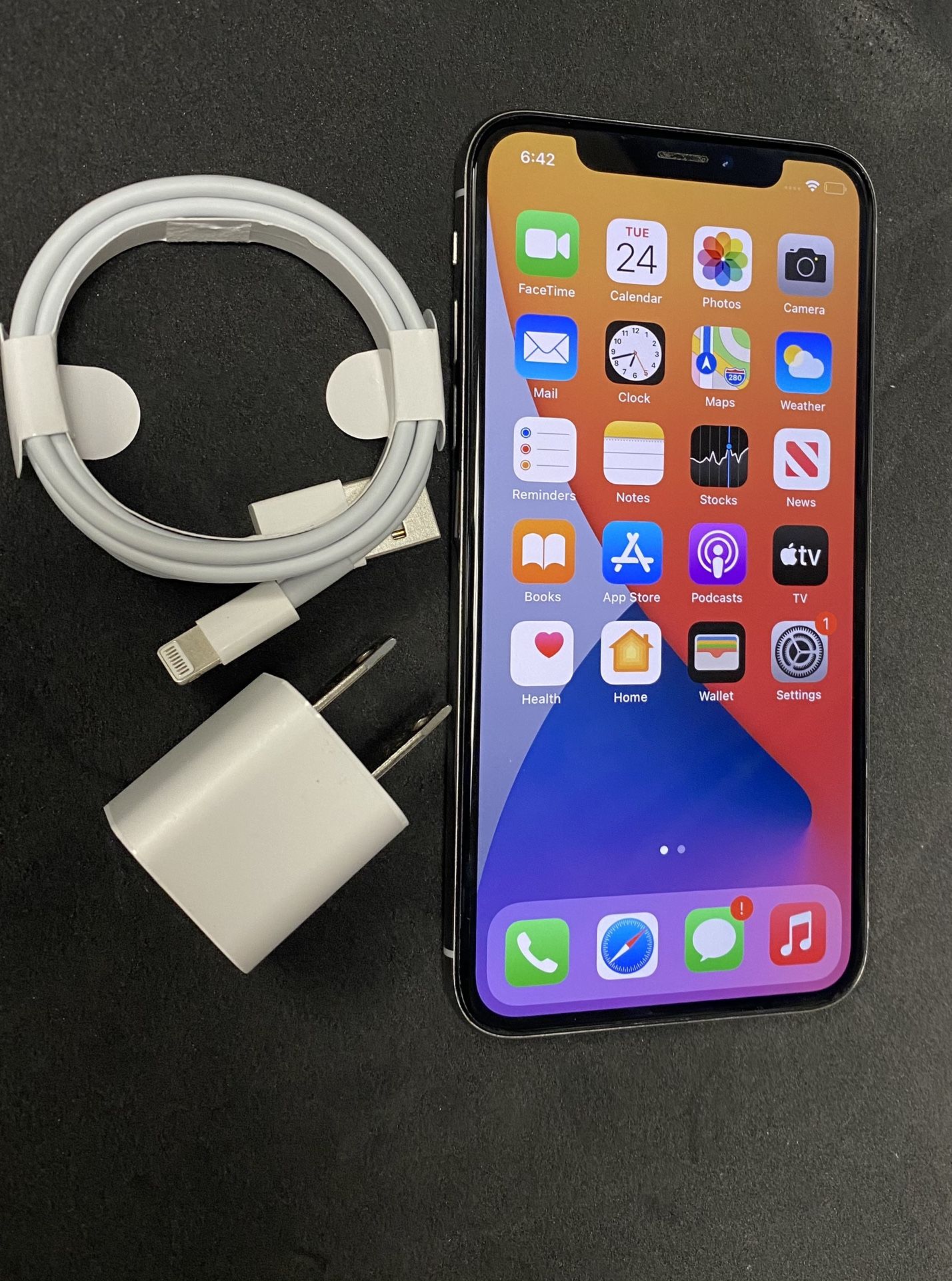 Factory unlocked apple iphone X 64 gb, store warranty! 