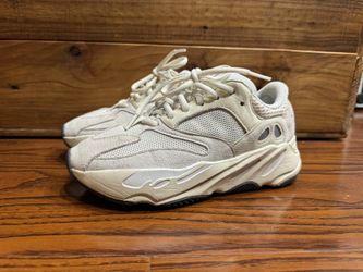 Yeezy 700 analog size 5.5y