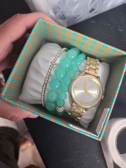 Set of woman watch with bracelet