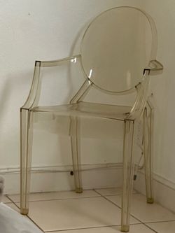 🪑 Modern Transparent “Ghost Chair”