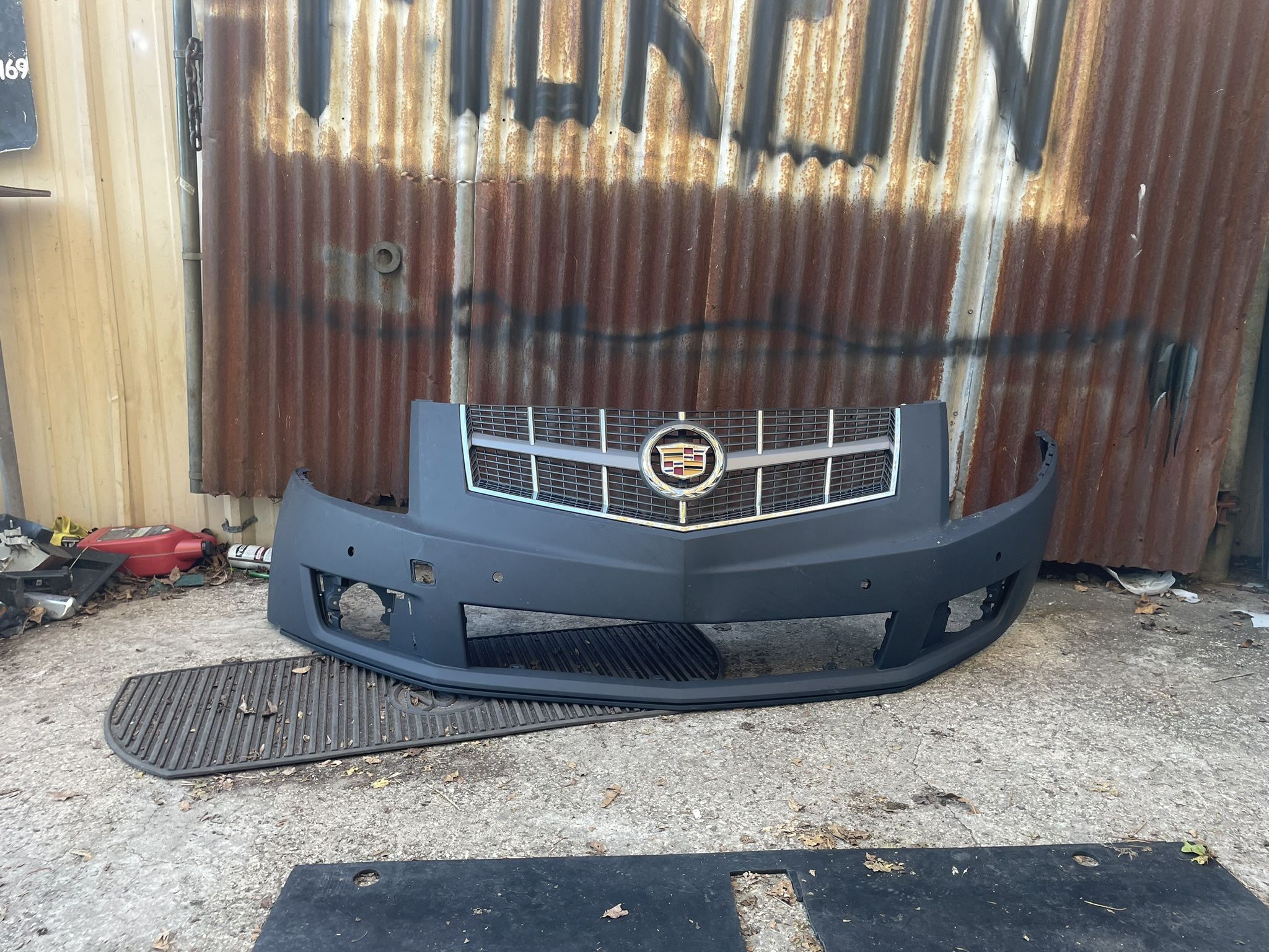 2010-2016 CADILLAC SRX FRONT BUMPER AND GRILLE OEM