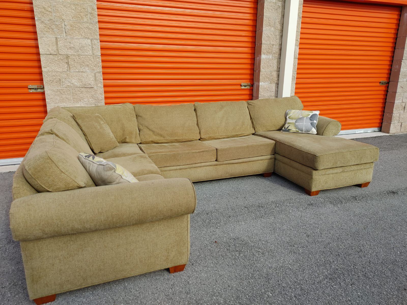 Sectional Sofa / Couch in VERY GOOD CONDITION - DELIVERY NEGOTIABLE