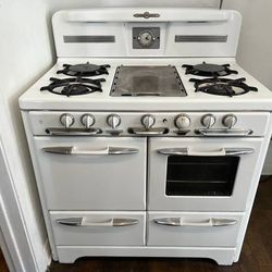 Antique O'Keefe & Merritt gas stove circa mid 1950s