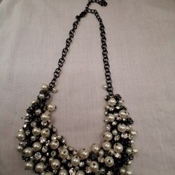 Beautiful Vintage Metal/pearl Necklace 