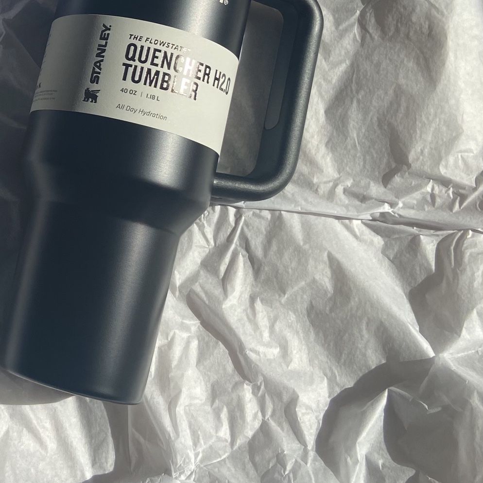 Stanley Quencher H2.0 Tumblr 30 Ounce Brand New With Tags Charcoal With  Green Accents. for Sale in West Los Angeles, CA - OfferUp