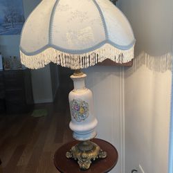 Lámpara De Cristal Antique Y Mesa De Madera Buen Estado $30.00
